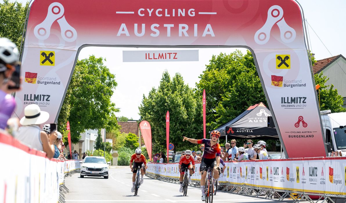 Kathrin Schweinberger setzt sich im Sprint durch und gewinnt in Illmitz ihren dritten Meistertitel in der Elite (Foto: Reinhard Eisenbauer)