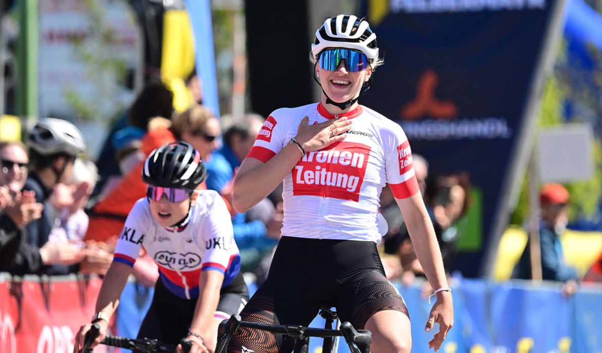 Katharina Sadnik jubelt über ihren zweiten Saisonsieg bei der Road Cycling League Austria 2025 (Foto: Reinhard Eisenbauer)