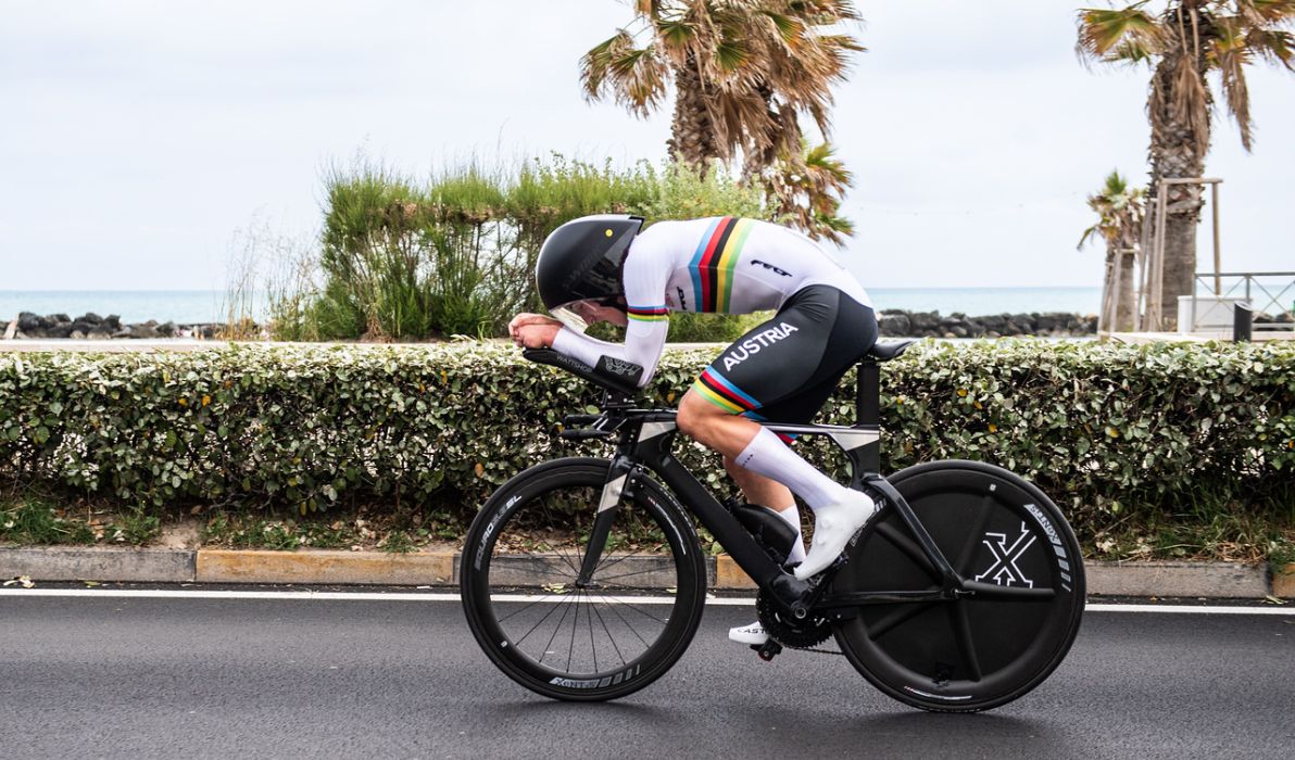 Im Weltmeistertrikot jagt Franz-Josef Lässer in Maniago die Streifen des Europameisters (Foto: Drew Kaplan)