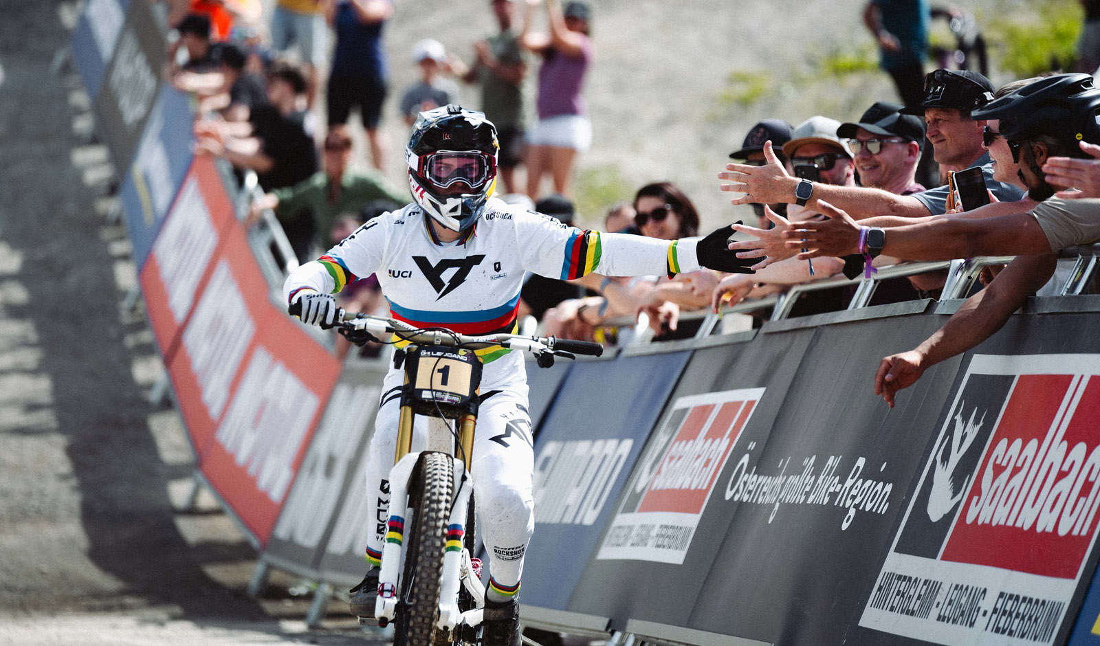 Valentina H&ouml;ll bejubelt die Bestzeiten mit ihren Fans in Saalfelden-Leogang (Foto: Monica Gasbichler/Cycling Austria)