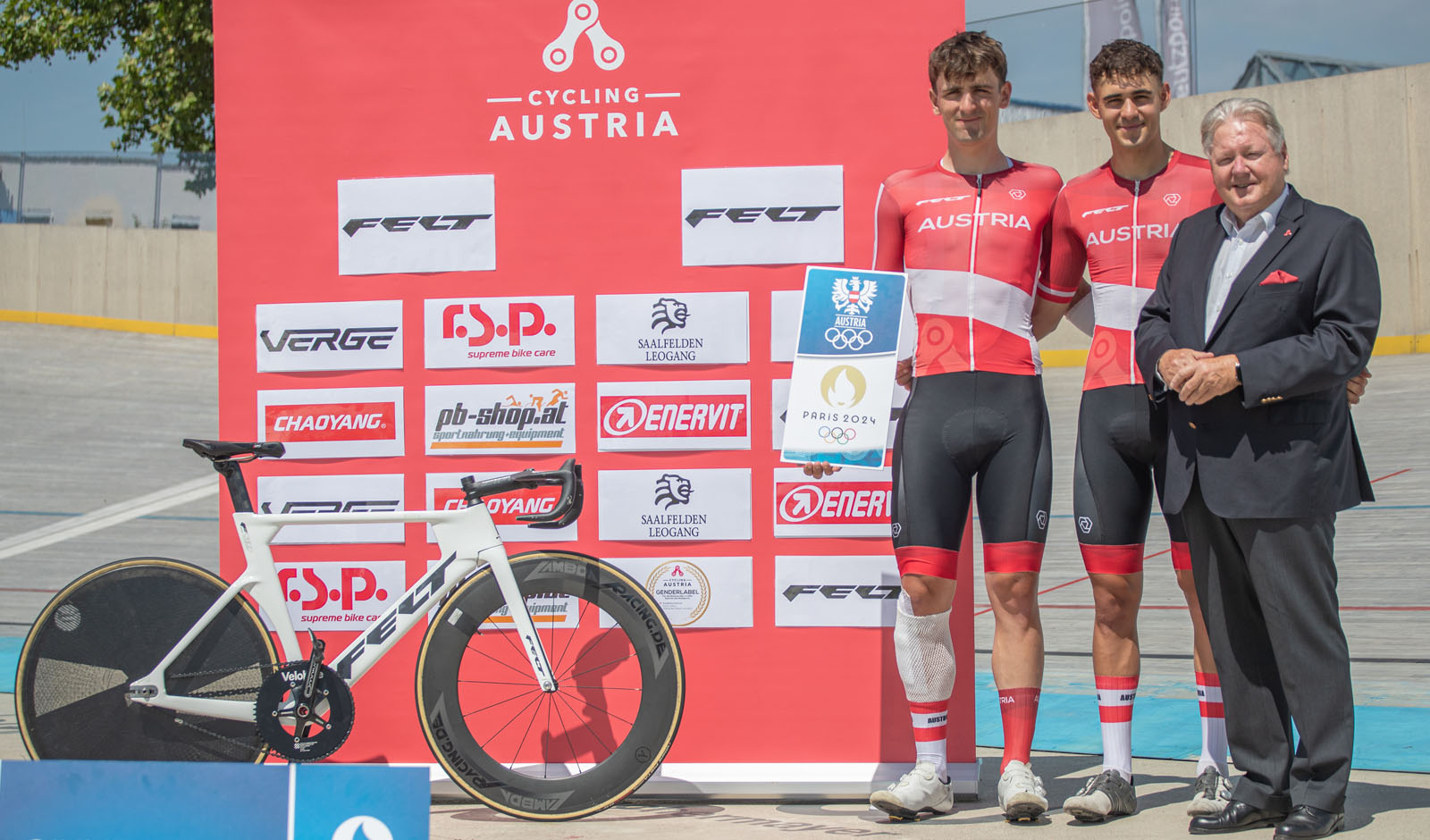 Maximilian Schmidbauer, Tim Wafler und Cycling Austria Pr&auml;sident Harald J. Mayer (v.l.n.r.) (Foto: Peter Maurer/Cycling Austria)