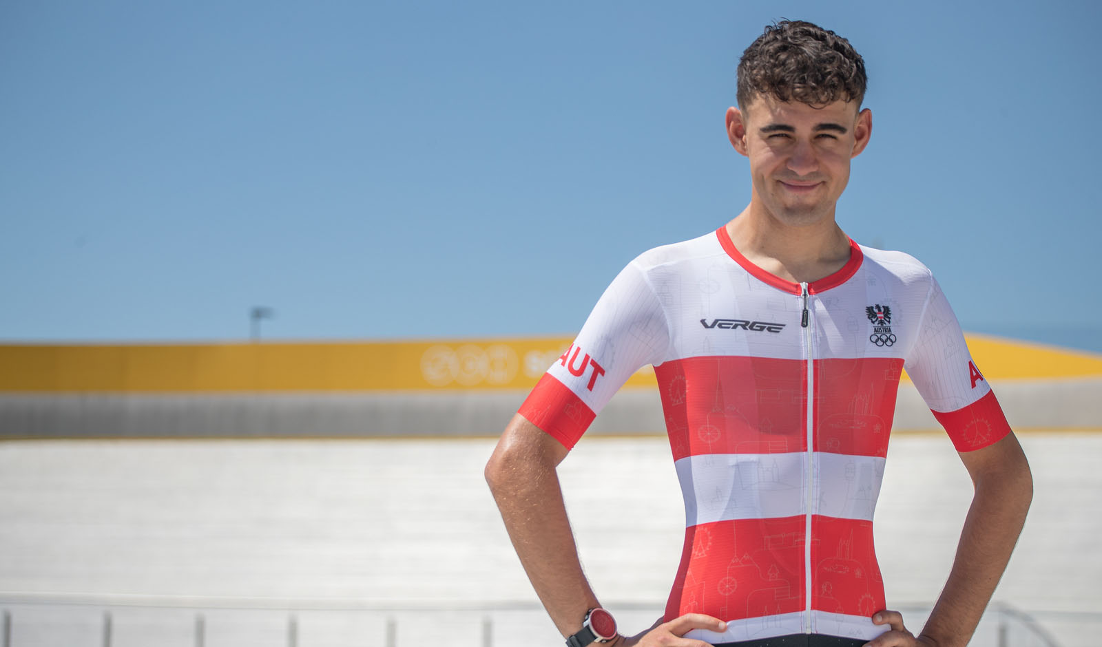 Tim Wafler im neuen Olympiatrikot des heimischen Radsportteams f&uuml;r Paris 2024 (Foto: Peter Maurer/Cycling Austria)