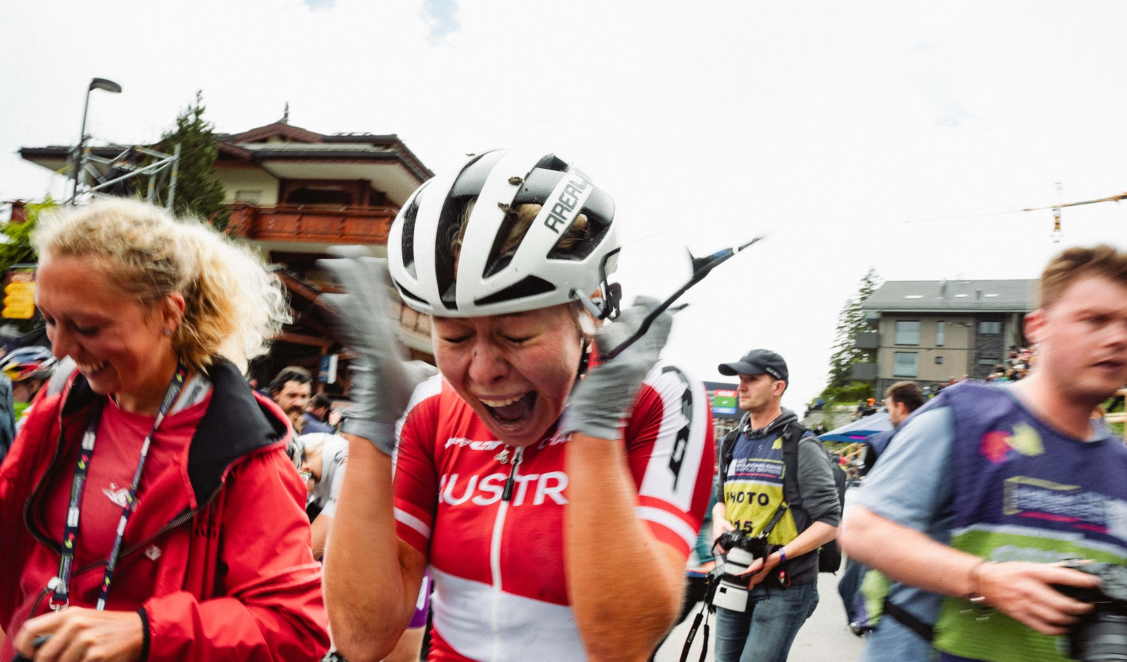Tamara Wiedmann jubelt &uuml;ber den 10. Platz in Crans-Montana (Foto: Monica Gasbichler/Cycling Austria)