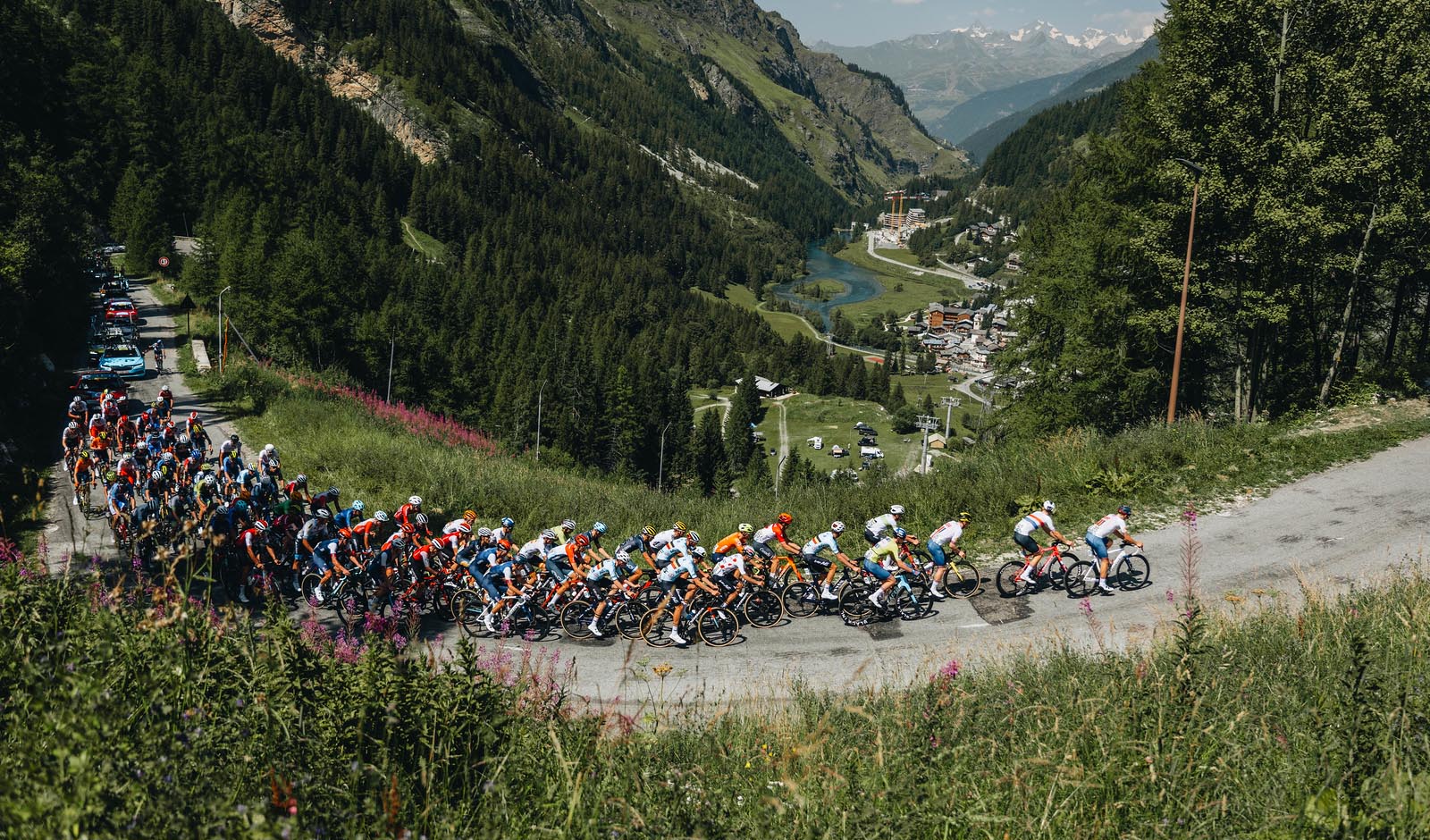Spektakul&auml;re Aussichten bietet die Tour de l'Avenir f&uuml;r die besten Fahrerinnen und Fahrer der Klasse U23 (Foto: Tour de l'Avenir)