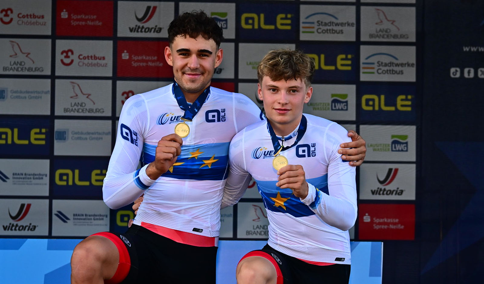 Tim Wafler (li.) und Raphael Kokas (re.) jubeln &uuml;ber die Goldmedaille im Madison der Klasse U23 (Foto: Arne Mill/Cycling Austria)