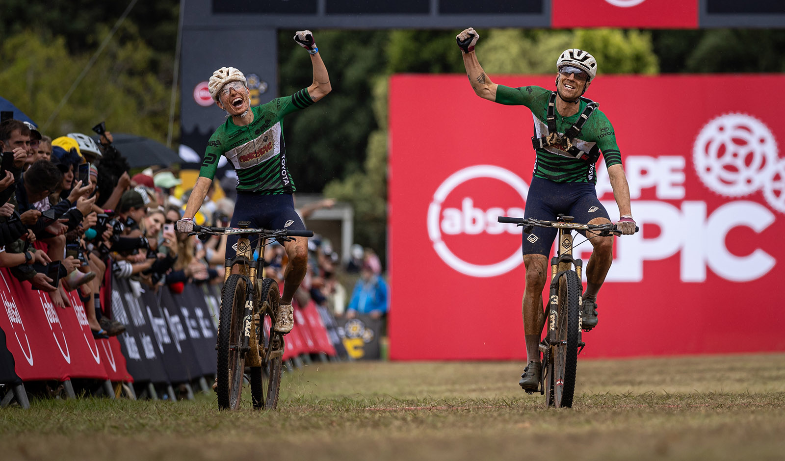 Theresa Rindler-Bachl und Philipp Bachl fahren als Sieger durch das Ziel der Schlussetappe der Cape Epic (Foto: Michal Cerveny)
