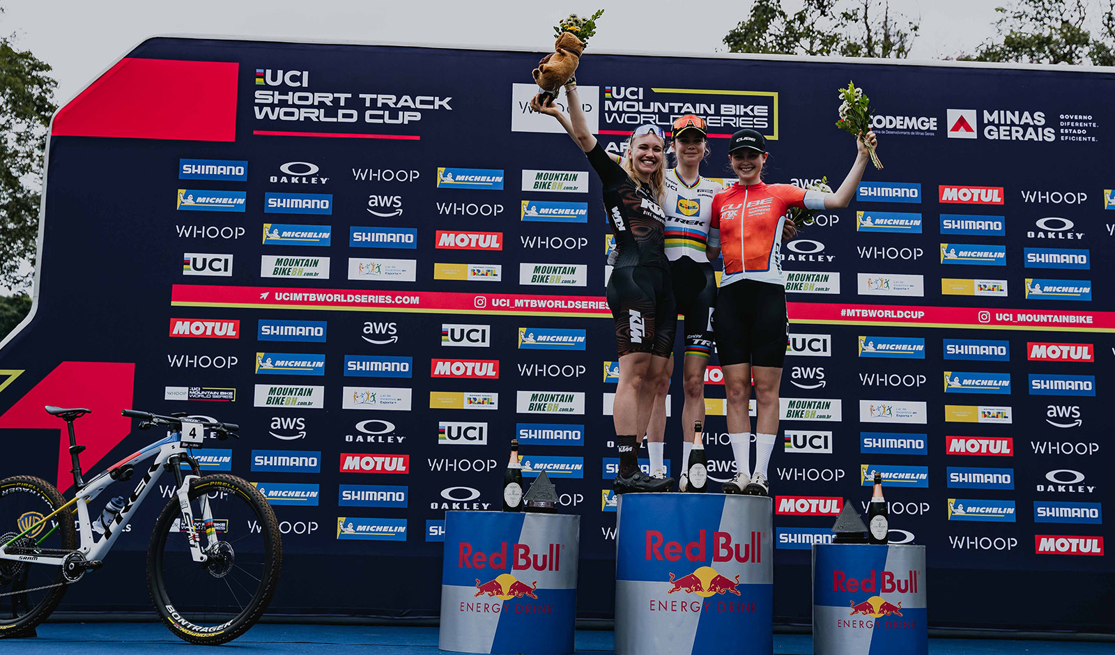 Katharina Sadnik (li.) landet als Zweite am Podium des ersten Mountainbike-Weltcups in Araxa in Brasilien (Foto: Monica Gasbichler)