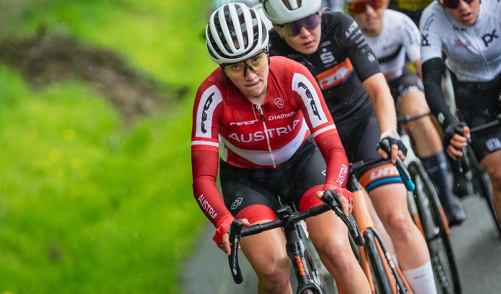 Katharina Sadnik fährt auch auf der Straße bärenstark, wie hier bei der Tour de Feminin in der Tschechischen Republik (Foto: Josef Vaishar)