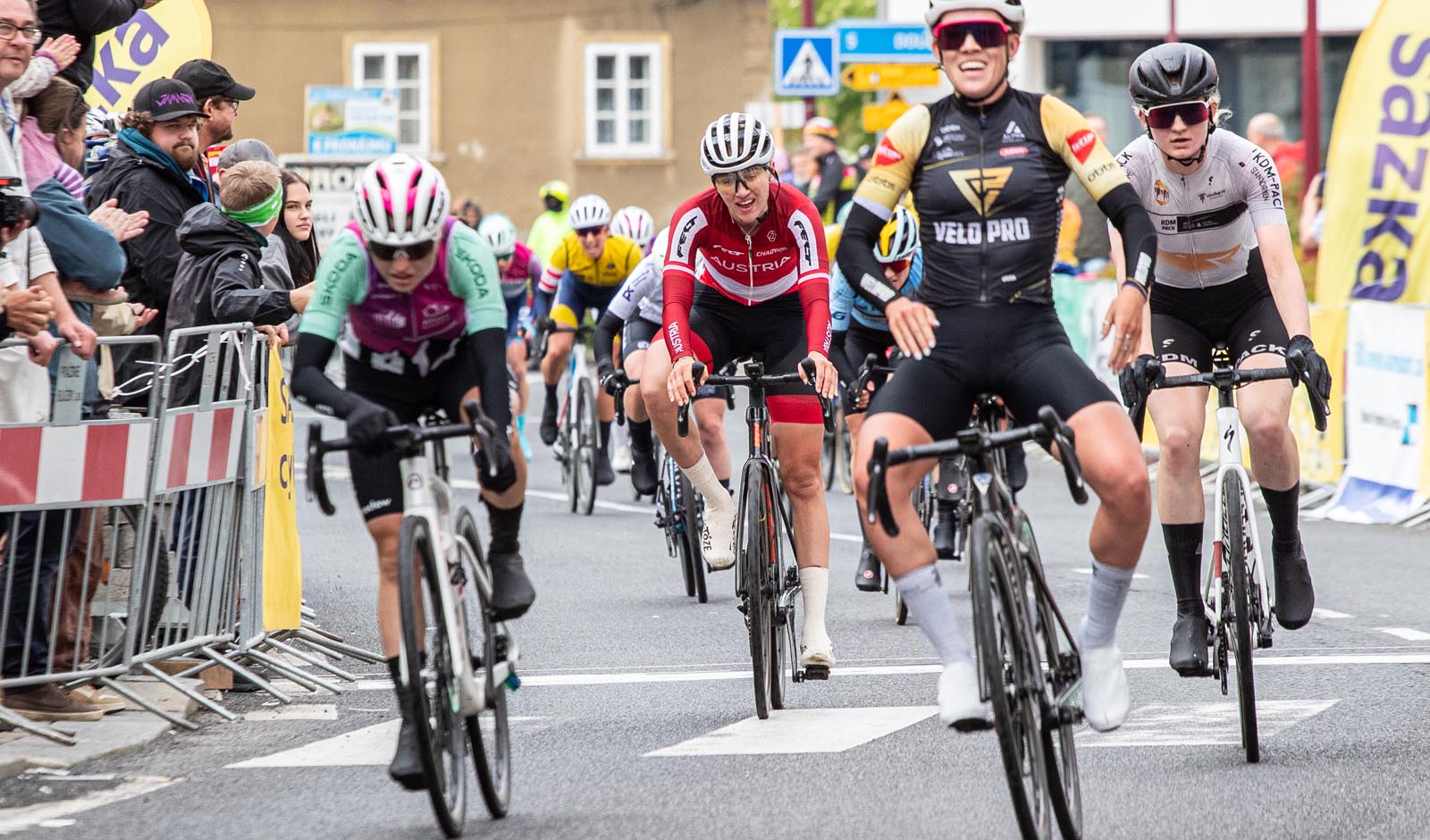 Nur wenige Meter trennen Katharina Sadnik vom Etappensieg am finalen Abschnitt der Tour de Feminin 2025 (Foto: Peter Maurer)