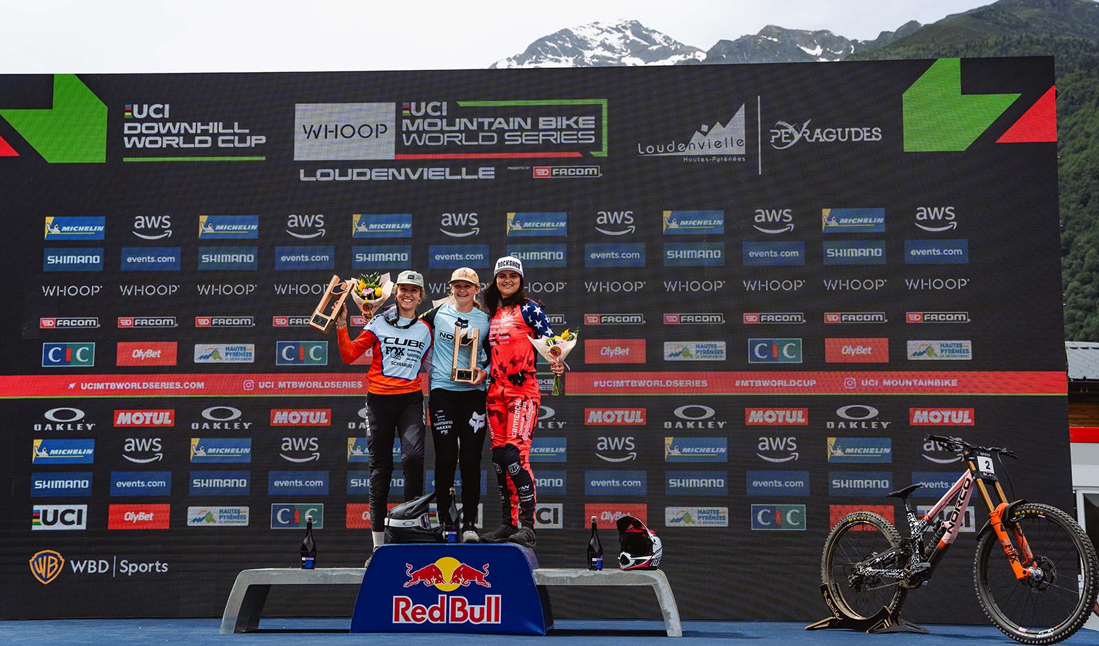 Rosa Zierl (li.) und Lina Frener (mi.) am Podium des Junior-Weltcups in Loudenvielle in Frankreich (Foto: Monica Gasbichler)