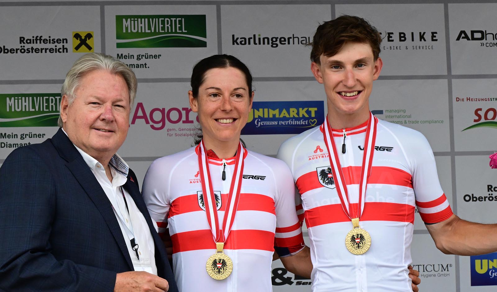 Cycling Austria Präsident Harald J. Mayer mit den Champions 2024 Anna Kiesenhofer und Alexander Hajek (Foto: Eisenbauer)