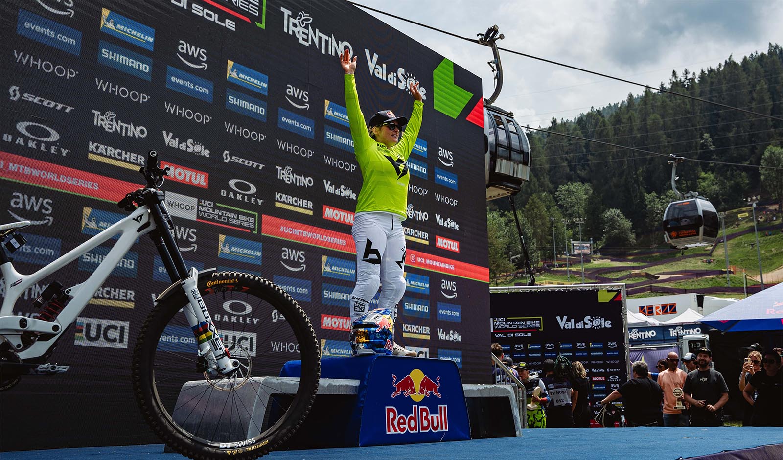 Valentina H&ouml;ll pr&auml;sentiert sich im Trikot der Gesamtf&uuml;hrenden des Downhill-Weltcups (Foto: Monica Gasbichler)
