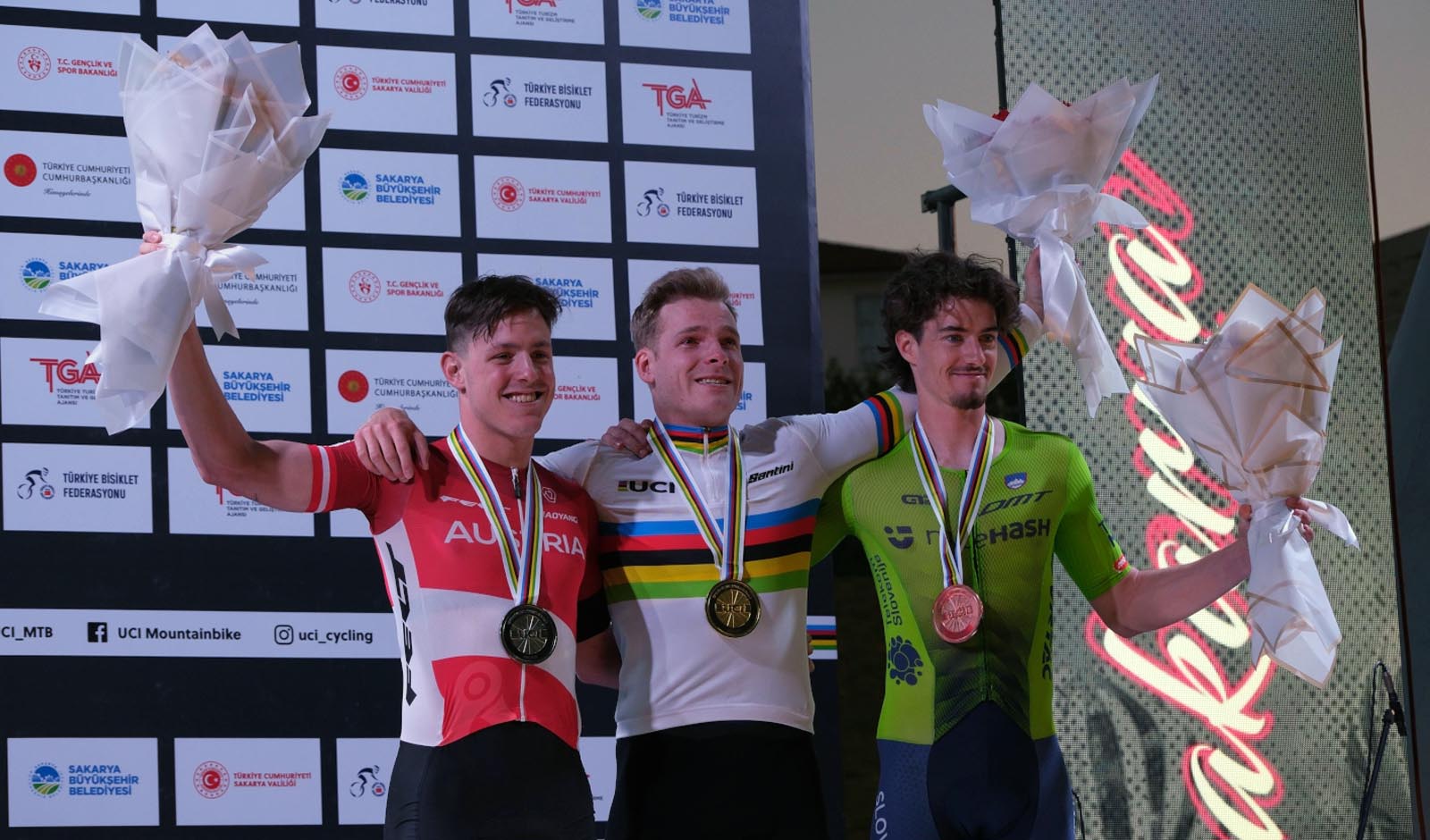 Theo Hauser mit der Silbermedaille der Eliminator-WM in der T&uuml;rkei (Foto: Citymountainbike)
