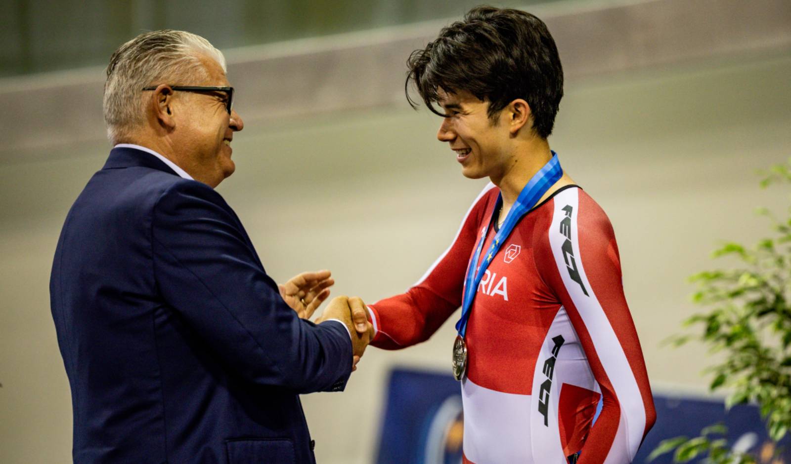 Fugger bekommt die Silbermedaille &uuml;berreicht - Foto: Y&uuml;cel Cakiroglu/Cycling Austria