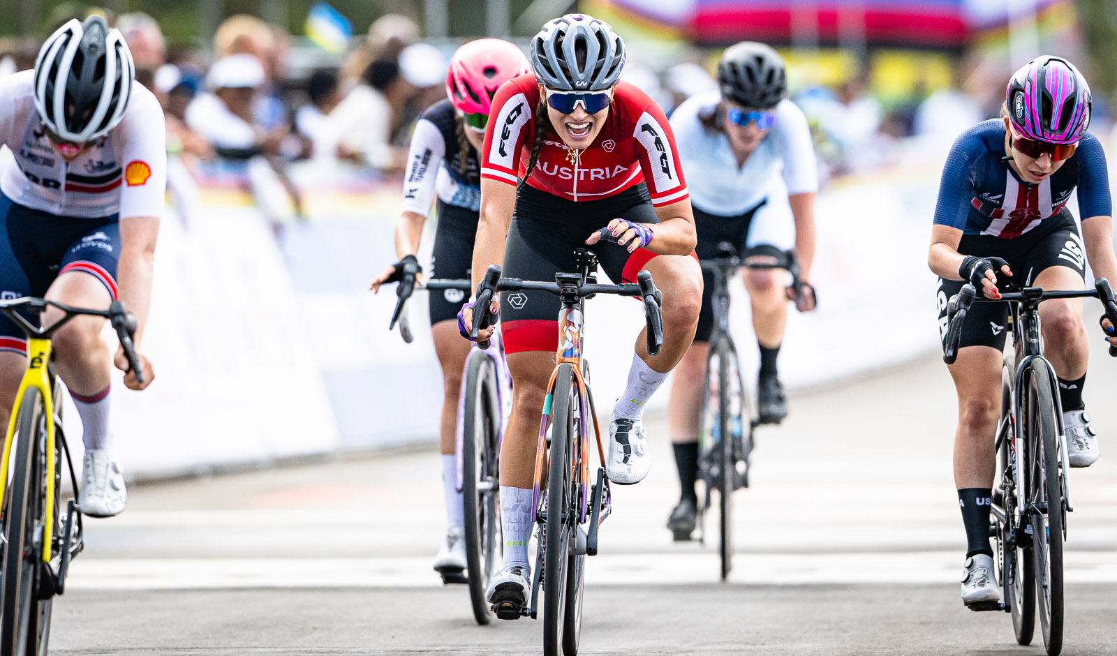 Tabea Huys im Zielsprint des Frauenrennens der Altersklasse U23 (Foto: Arne Mill)