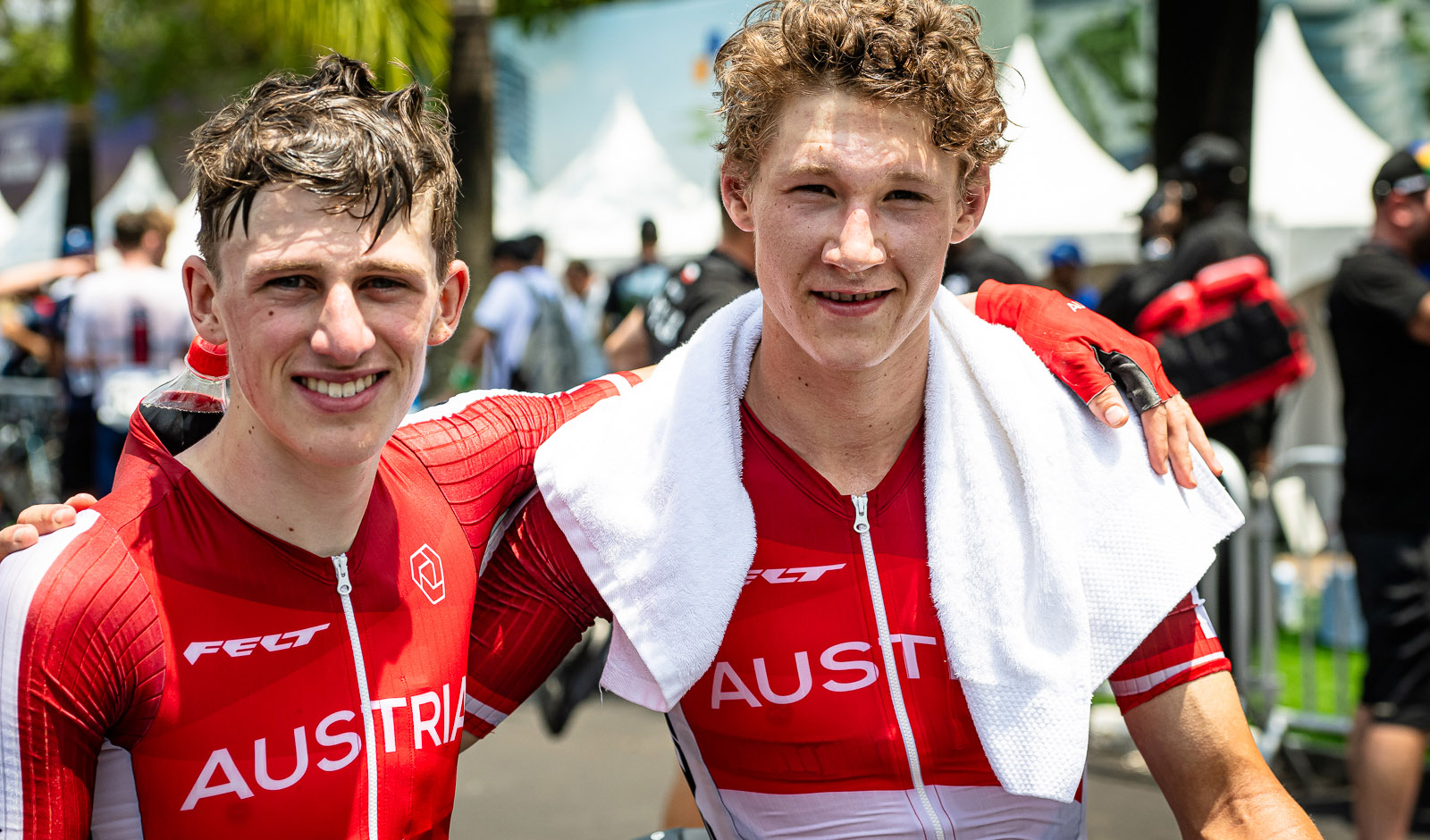 Michael Hettegger und Valentin Hofer im Ziel der Stra&szlig;en-WM in Ruanda (Foto: Arne Mill)