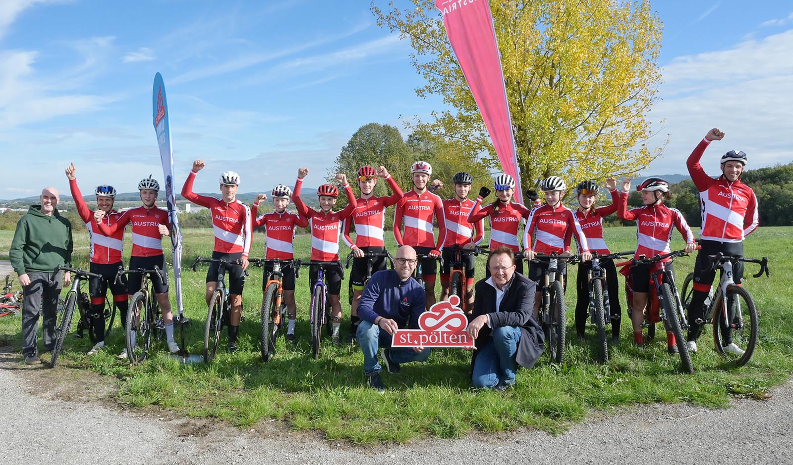 Cycling Austria Generalsekretär Florian König mit Bürgermeister Mag. Matthias Stadler und dem heimischen Cyclocross-Nachwuchs (Foto: Josef Vorlaufer / Stadt St. Pölten)