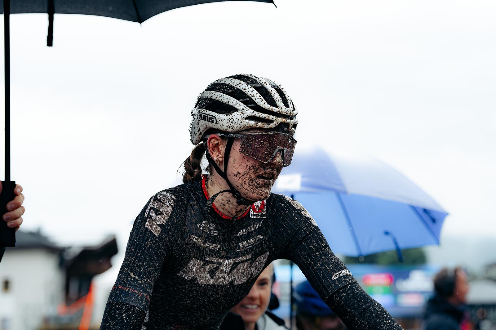Katrin Embacher beim Weltcup in Saalfelden Leogang (Foto: Monica Gasbichler)