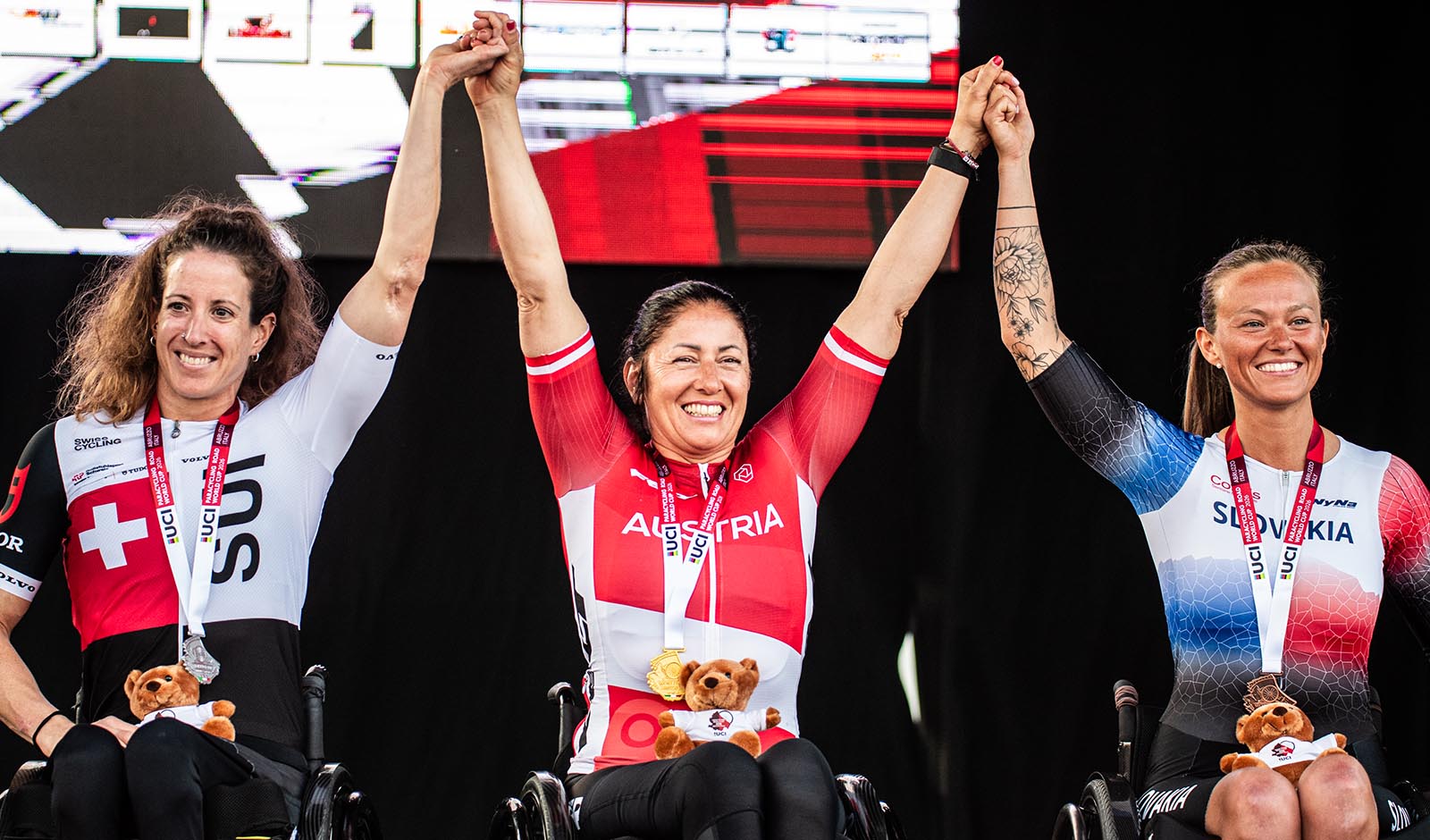 Cornelia Wibmer (mi.) gewinnt das Zeitfahren beim Weltcup in Montesilvano in Italien (Foto: Drew Kaplan)