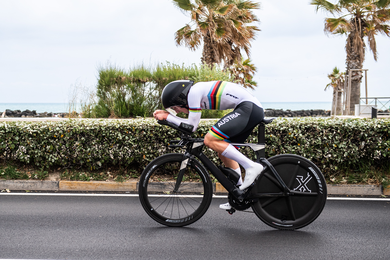 Im Weltmeistertrikot jagt Franz-Josef Lässer in Maniago die Streifen des Europameisters (Foto: Drew Kaplan)