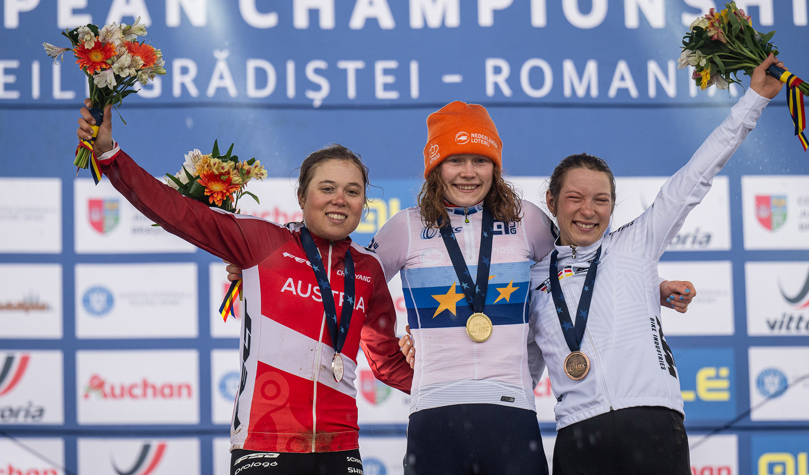 Mona Mitterwallner am Podium der Europameisterschaft Cross-Country in Rum&auml;nien