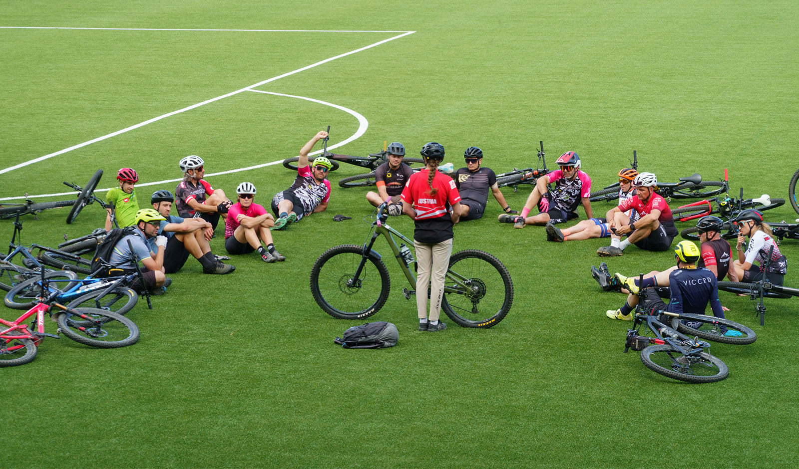 [article_img_Lisa Mitterbauer von Cycling Austria mit den angehenden Instruktor:innen beim Kurs in Faak am See]