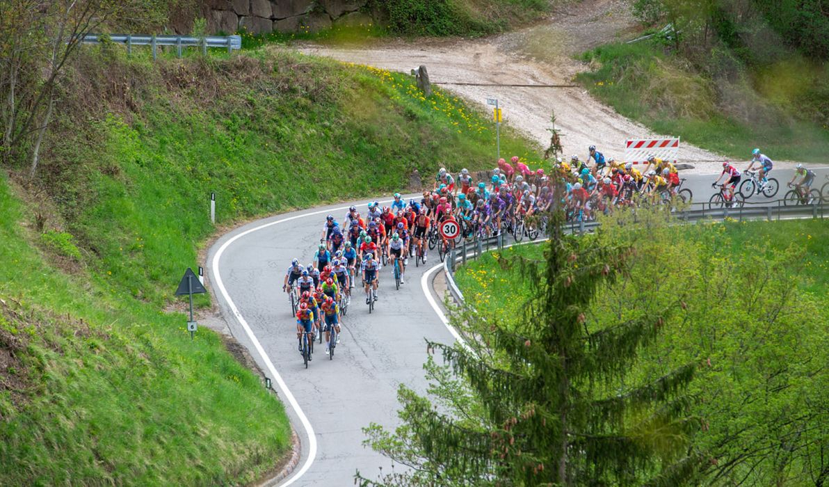Das Feld der Tour of the Alps am Weg nach S&uuml;dtirol (Foto: Mario Stiehl)