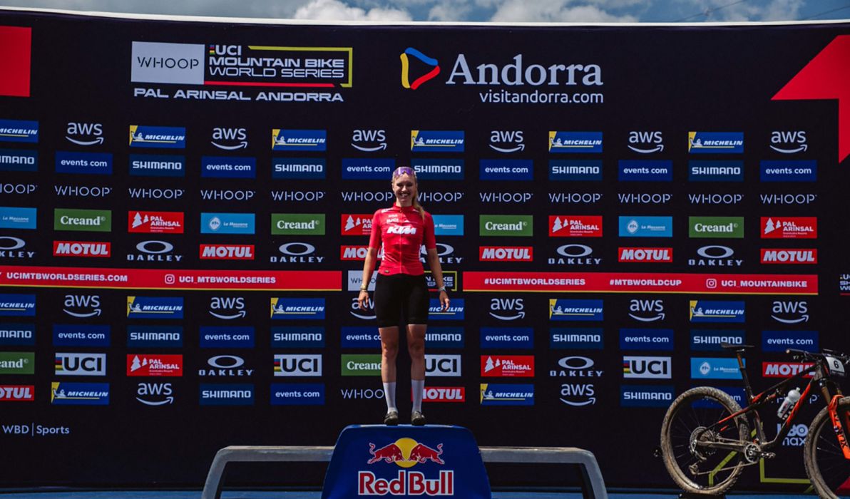 Die Weltcupführende der U23 kommt aus Kärnten und darf sich nun auch Weltcupsiegerin nennen - Katharina Sadnik vom KTM Factory Team - Foto: Monica Gasbichler