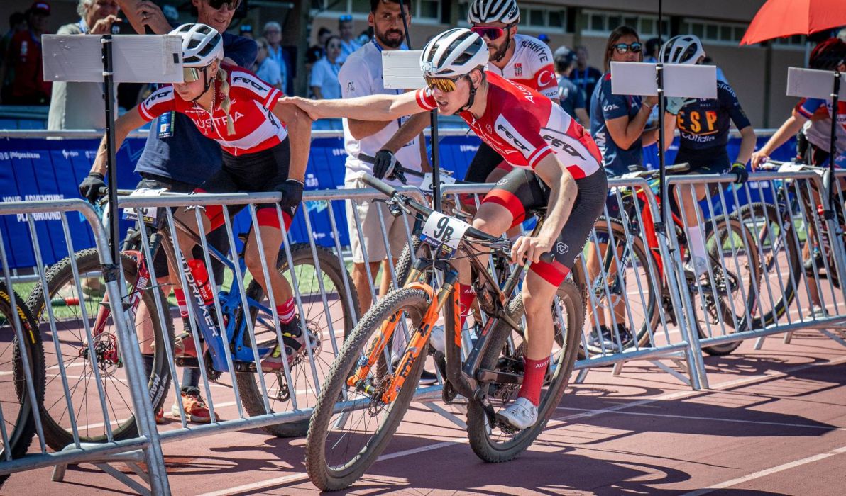Maks Barret Maunz bei der &Uuml;bergabe an Tamara Wiedmann - Foto: Armin K&uuml;stenbr&uuml;ck/Cycling Austria
