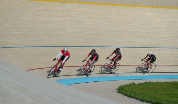 4 Kursteilnehmer:innen im hello yellow Velodrome in Linz