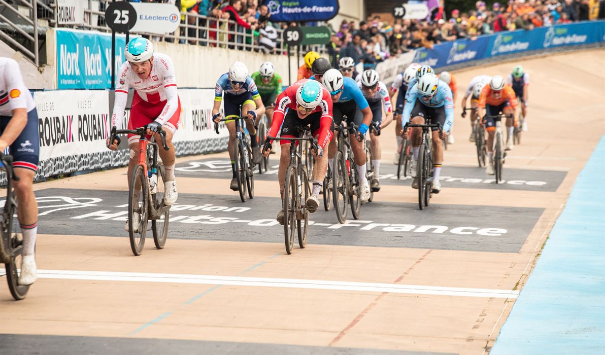 Nach einem fr&uuml;hen Sturz im Rennen sprintet Valentin Hofer im Velodrom von Roubaix noch auf Platz 10 (Foto: Peter Maurer)
