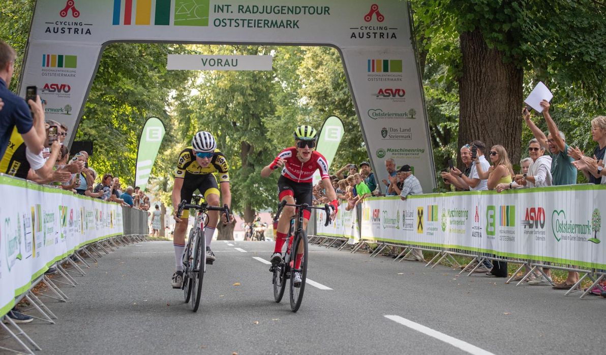Um Millimeter gewinnt Michael Hettegger vom &Ouml;sterreichischen Nationalteam den Sprint in Vorau (Foto: Peter Maurer/Cycling Austria)