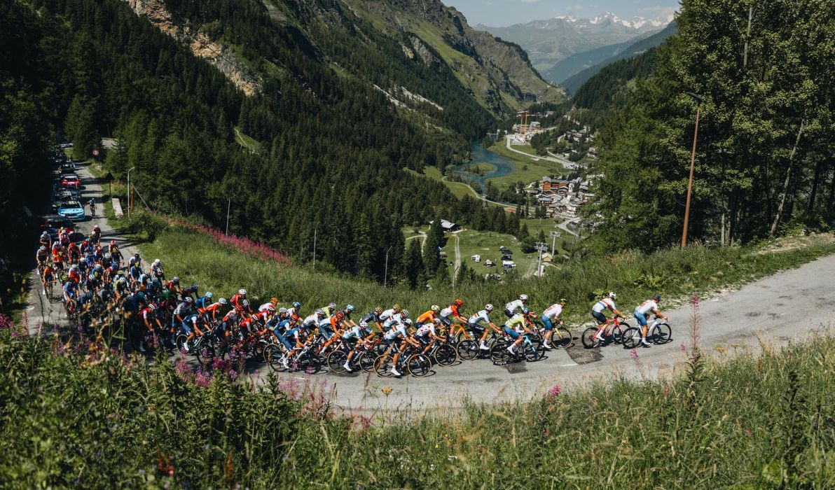 Spektakul&auml;re Aussichten bietet die Tour de l'Avenir f&uuml;r die besten Fahrerinnen und Fahrer der Klasse U23 (Foto: Tour de l'Avenir)