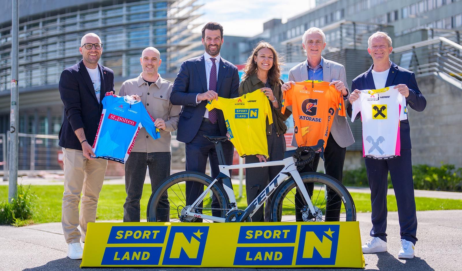 Florian König (Generalsekretär Cycling Austria und Tourdirektor), Florian Tscherny (Marketing St. Pölten GmbH), Udo Landbauer (Landeshauptmann-STV, Sportlandesrat), Caro Huemer (Tour-Organisation), Jürgen Brettschneider (Geschäftsführer Mautner-Markhof) und Karl Zöchling (Raiffeisen Werbung NÖ/Wien) (Foto: Josef Bollwein/Cycling Austria)