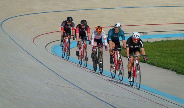 Fünf angehende Instruktor:innen mit den Bahnrädern im Velodrome in Linz