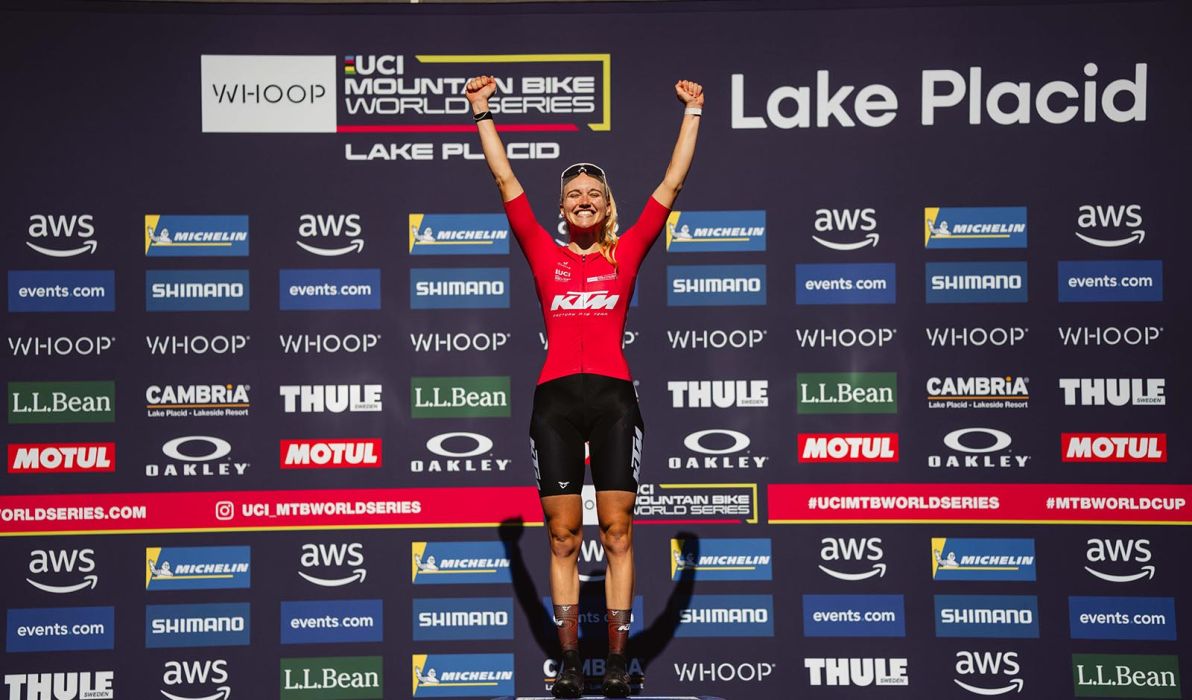 Weiterhin im Trikot der Weltcupf&uuml;hrenden - Katharina Sadnik (Foto: Monica Gasbichler)