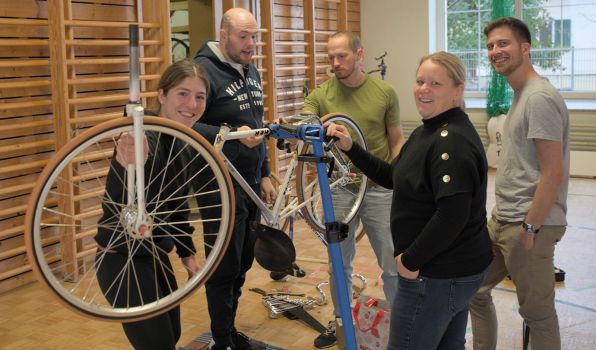 Teilnehmer:innen am Instruktor:innen-Kurs Hallenradsport bei der Materialkunde