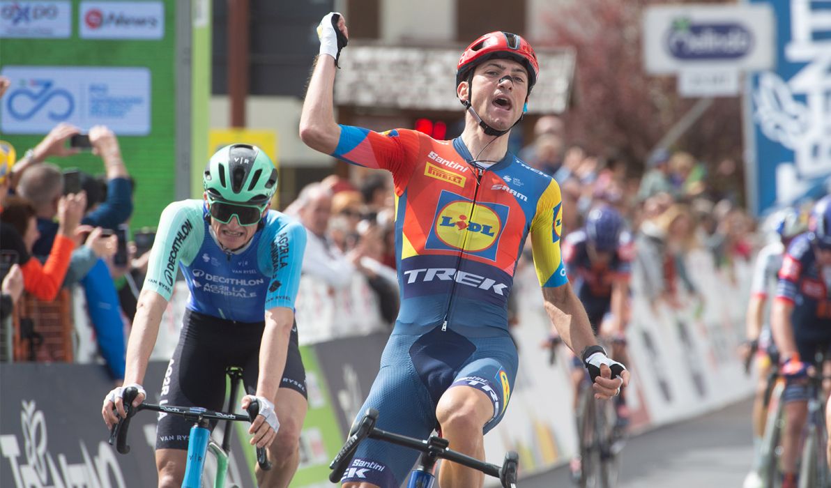 Der Italiener Giulio Ciccone jubelt in San Lorenzo Dorsini knapp vor Felix Gall (Foto: Mario Stiehl)