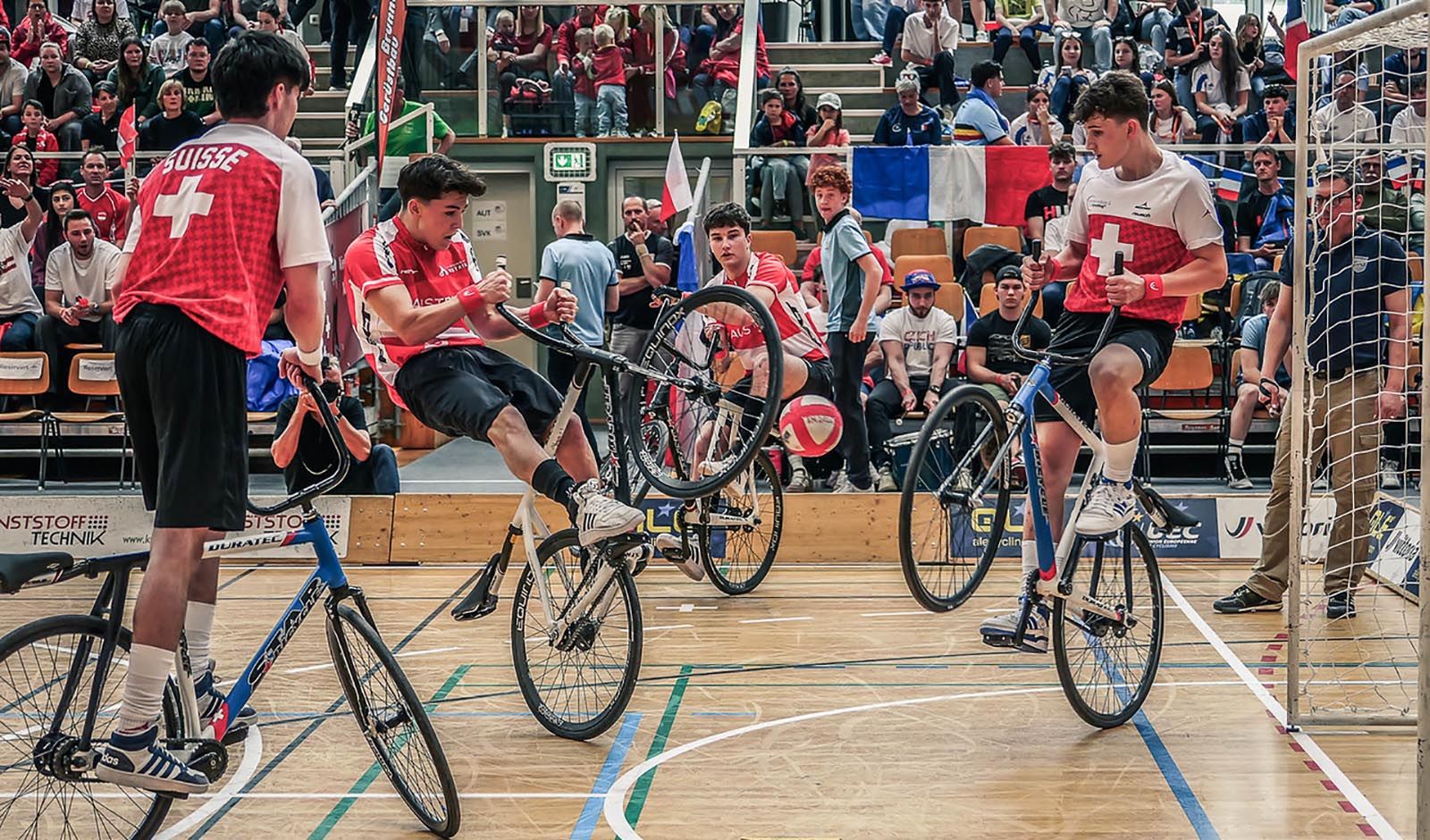 Timo Lampert und Max Schallert im Duell mit der Schweiz in der Vorrunde (Foto: Hallenradsport Österreich)