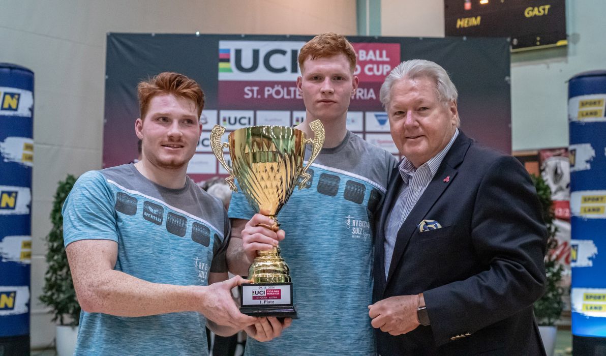 Maximilian und Philipp Schwendinger und Radsportpr&auml;sident Harald J. Mayer in St. P&ouml;lten (Foto: Peter Maurer/Cycling Austria)