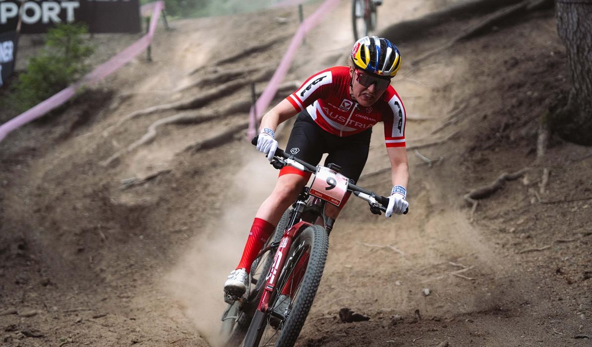 Laura Stigger im Rennen der Elite-Frauen bei den Weltmeisterschaften in Crans Montana (Foto: Monica Gasbichler)