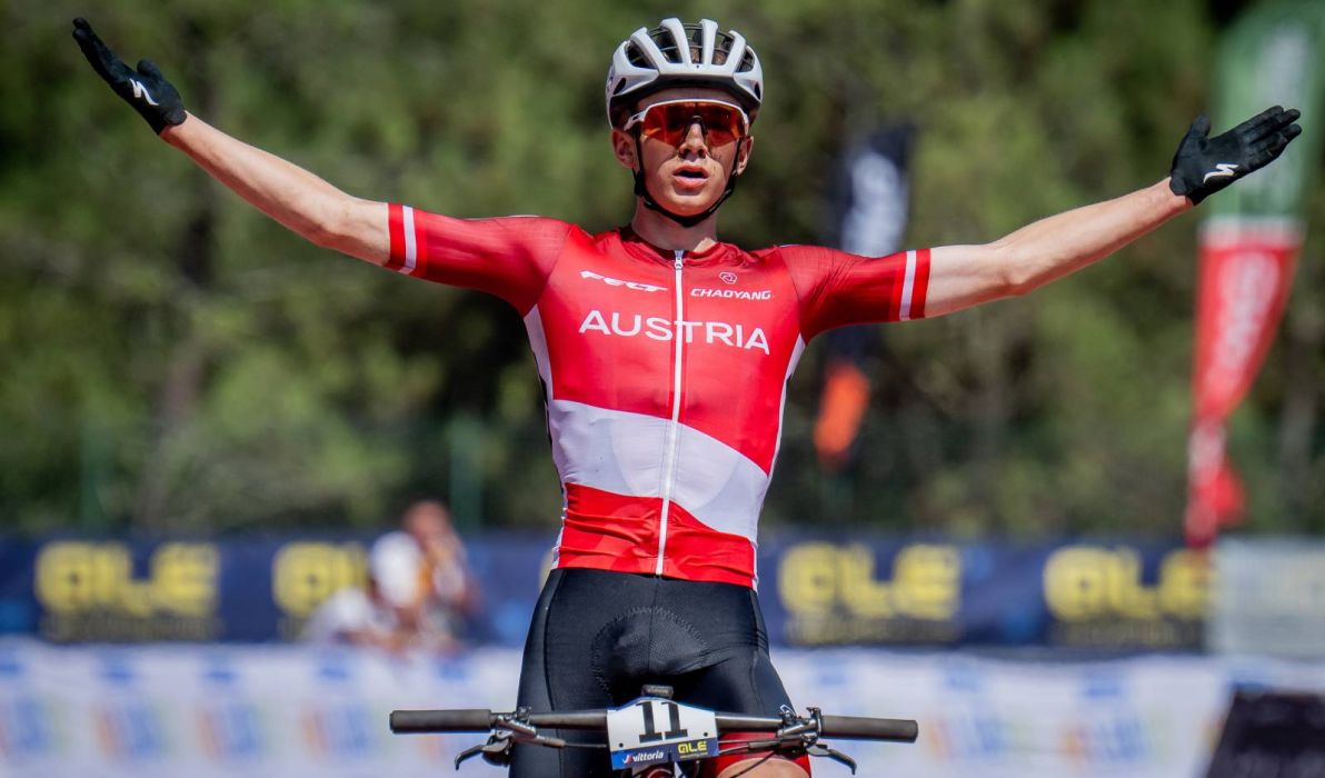 Anatol Friedl jubelt im Zielsprint &uuml;ber Gold im XCO der Junioren - Foto: Armin K&uuml;stenbr&uuml;ck/Cycling Austria
