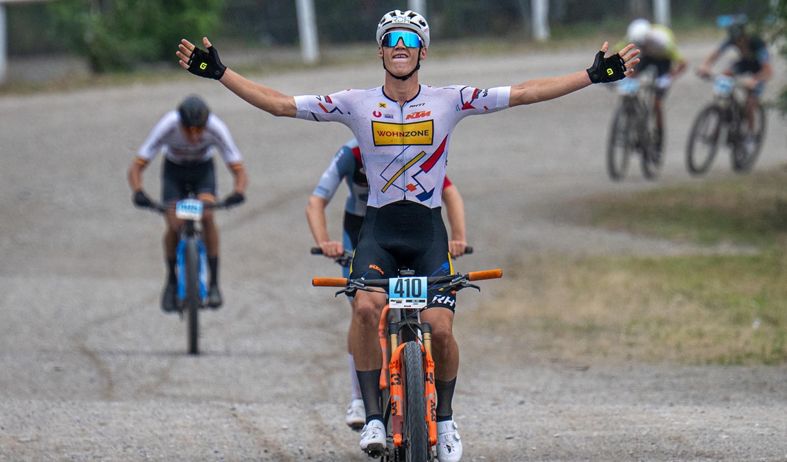 Valentin Hofer gewinnt den Cross-Country der UCI Junior Series in Basel (Foto: Armin K&uuml;stenbr&uuml;ck)