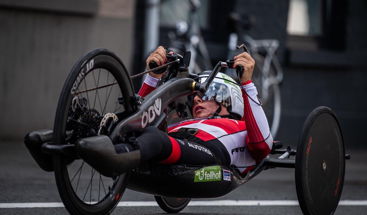 Cornelia Wibmer geh&ouml;rt zu den hei&szlig;en Eisen vom rot-wei&szlig;-roten Paracycling-Team zum Zeitfahrauftakt der Weltmeisterschaften in Ronse (Foto: Drew Kaplan)