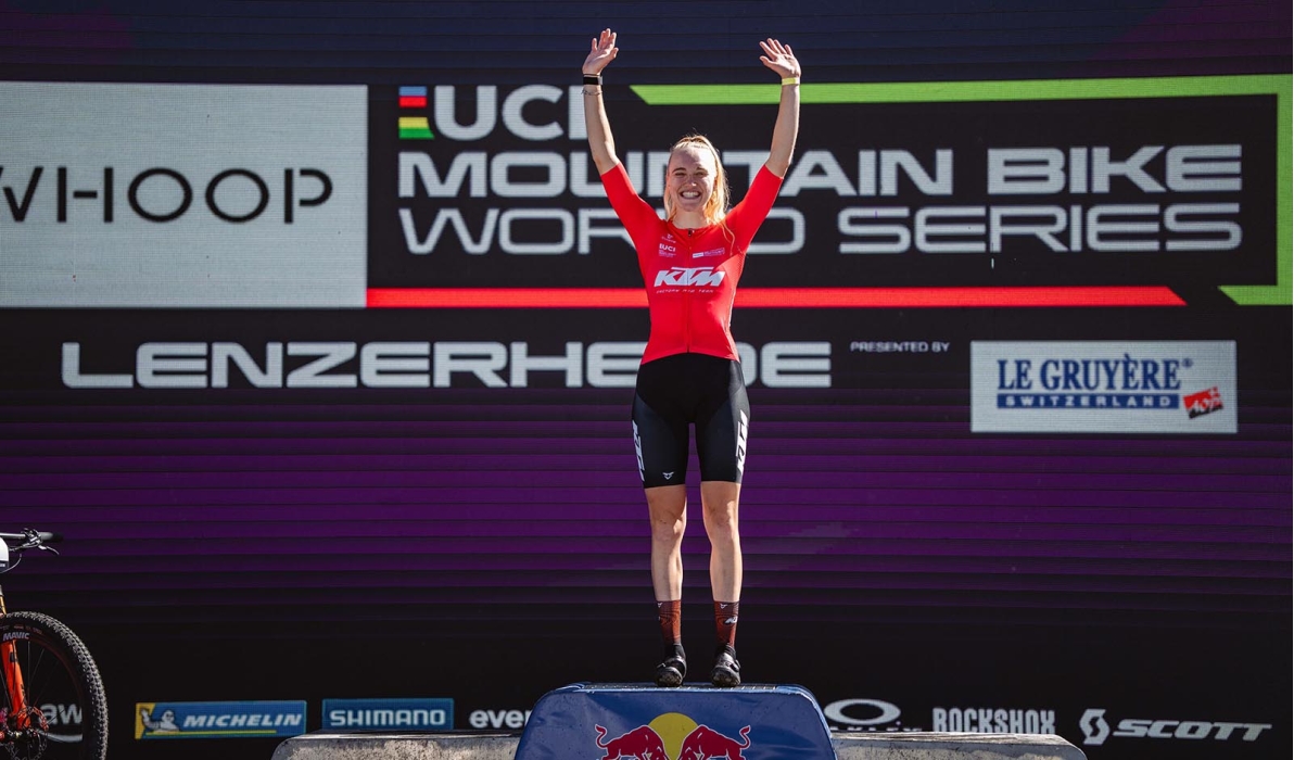 Katharina Sadnik im Trikot der Weltcupf&uuml;hrenden (Monica Gasbichler)