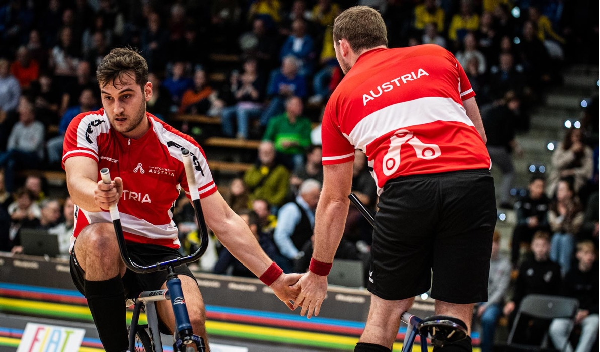 Stefan Feurstein (li.) und Patrick Schnetzer (re.) kommen immer besser ins Radball-Turnier (Foto: Drew Kaplan)