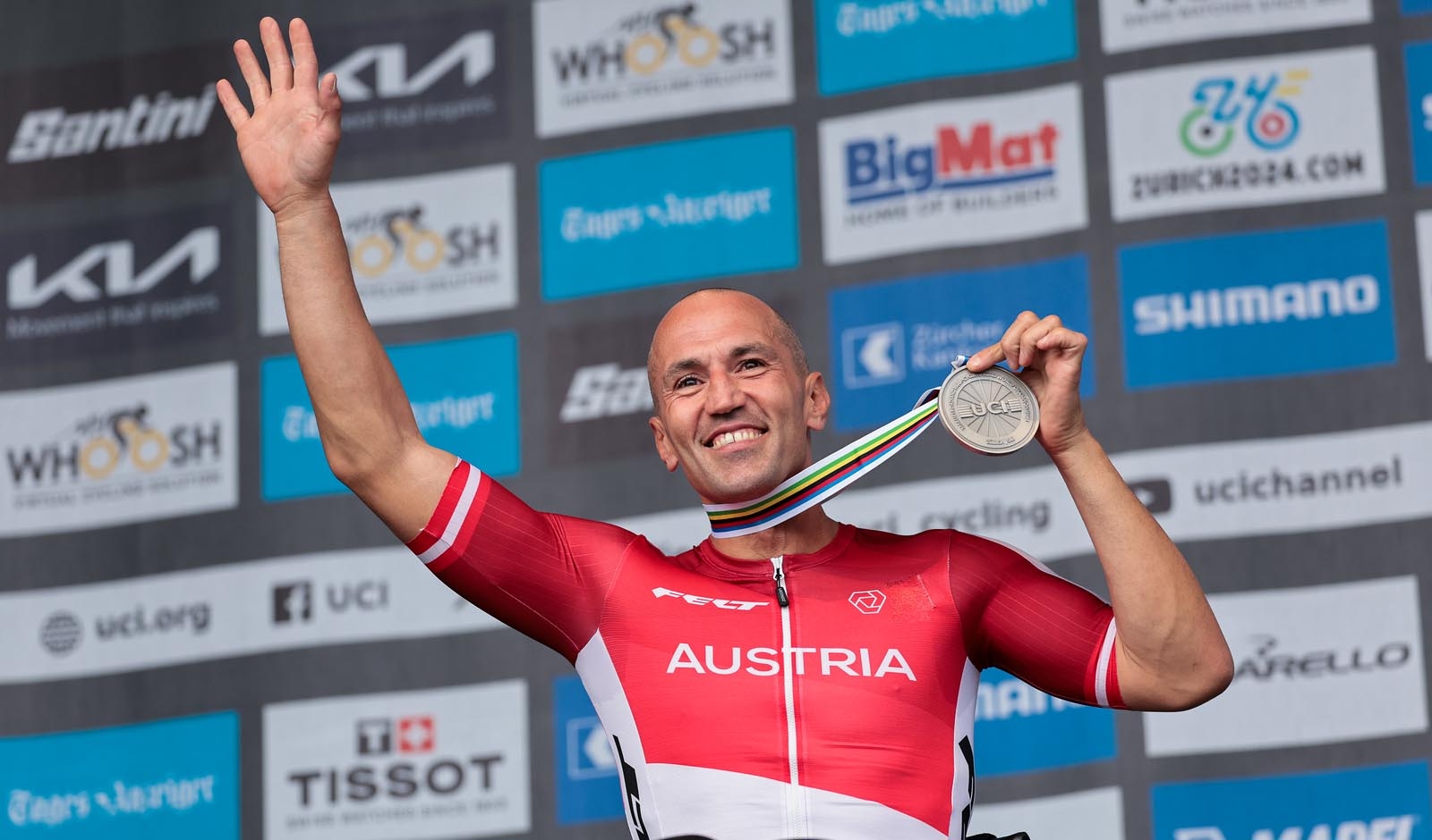 Thomas Fr&uuml;hwirth jubelt &uuml;ber die Silbermedaille im Stra&szlig;enrennen (Foto: Alex Whitehead/SWPix/Cycling Austria)