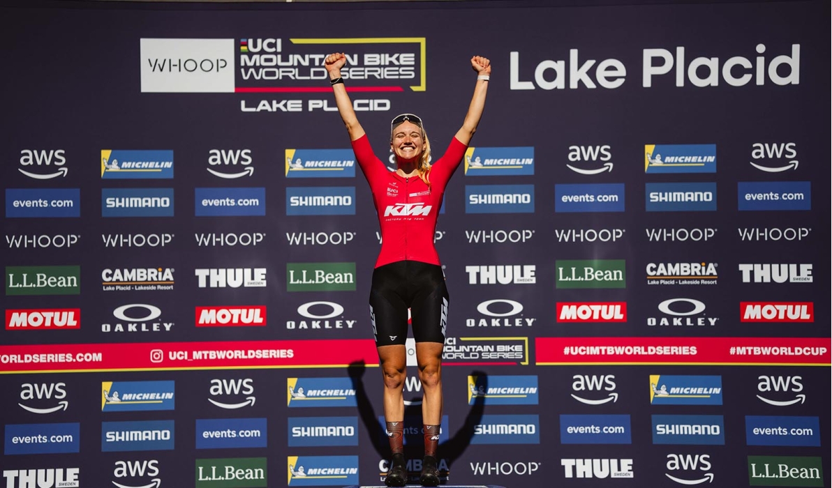 Weiterhin im Trikot der Weltcupf&uuml;hrenden - Katharina Sadnik (Foto: Monica Gasbichler)