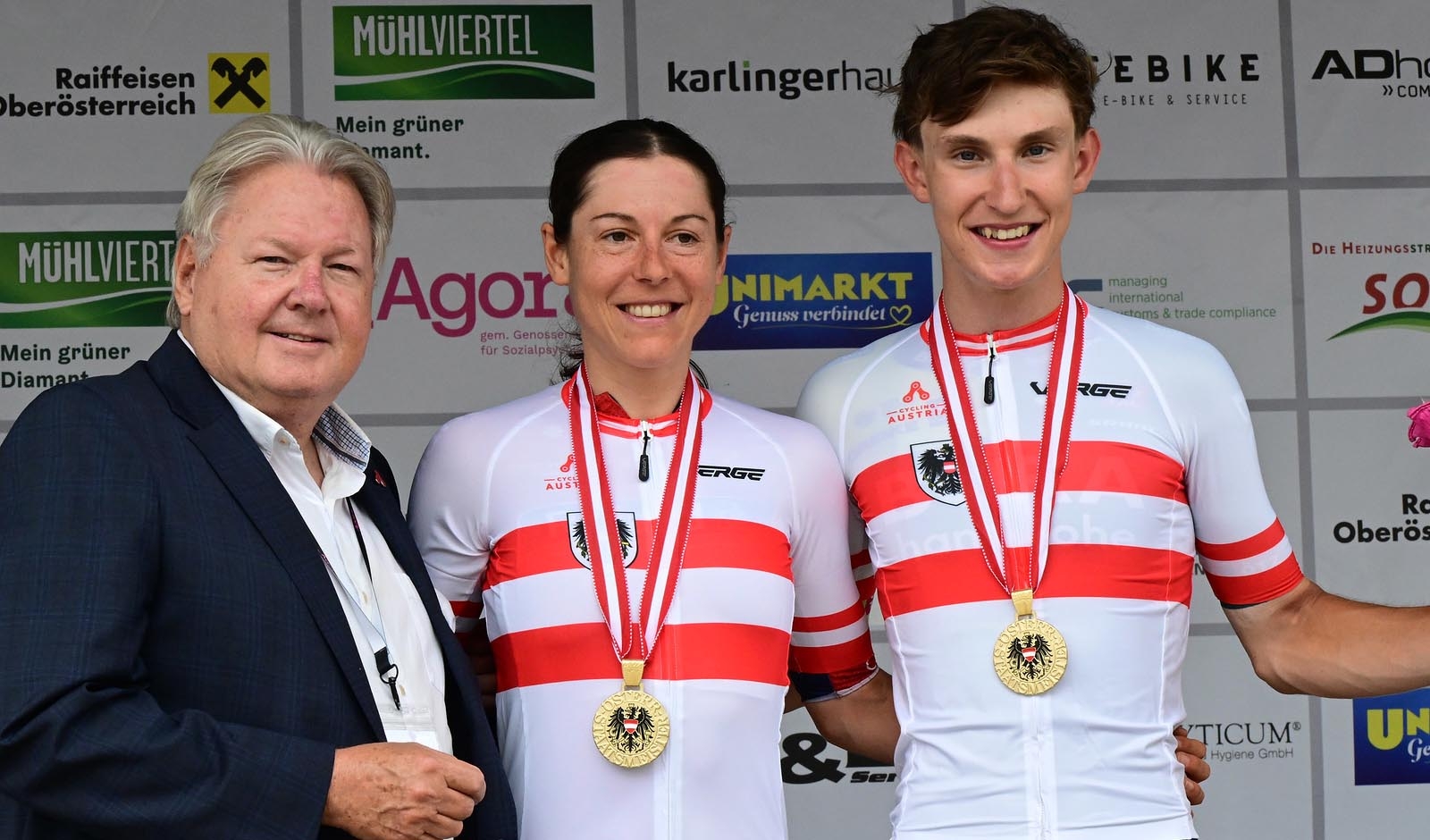 Pr&auml;sident Harald J. Mayer, Anna Kiesenhofer und Alexander Hajek bei der Siegerehrung der &Ouml;sterreichischen Meisterschaften auf der Stra&szlig;e in K&ouml;nigswiesen (Foto: Reinhard Eisenbauer/Cycling Austria)