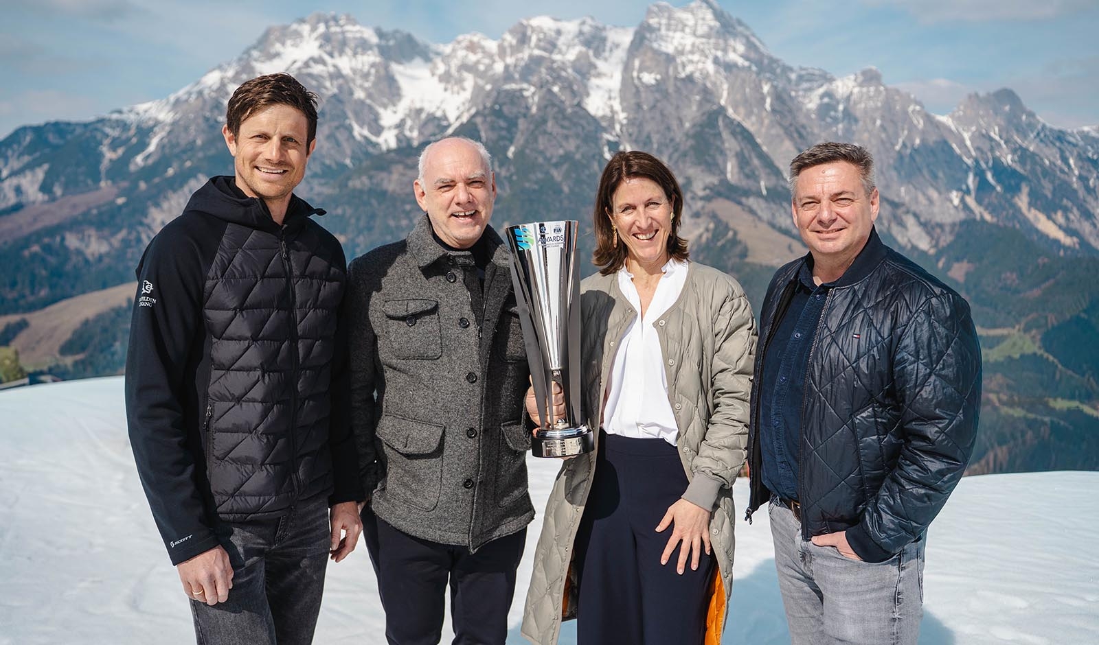 Marco Pointner, Hannes Riedlsperger, Nadja Blumenkamp und Kornel Grundner (v.l.n.r.) mit dem Preis - Foto: saalfelden-leogang.com/MichaelGei&szlig;ler